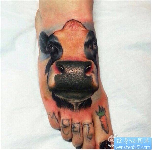 点击大图看下一张：脚部奶牛纹身图案
