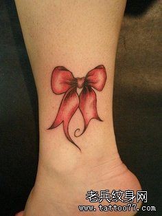 点击大图看下一张：女性脚踝蝴蝶结纹身图案