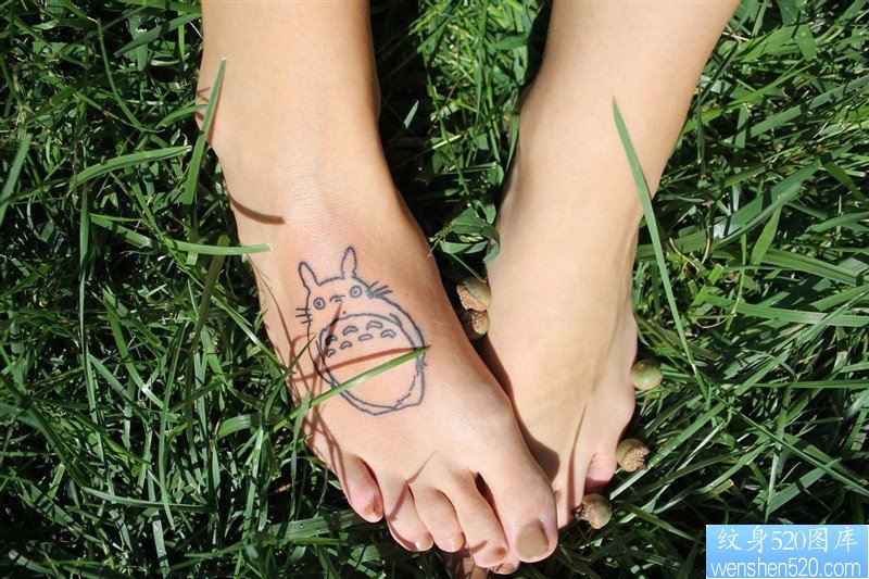 点击大图看下一张：女性脚背龙猫纹身图案