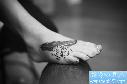 点击大图看下一张：女性脚背羽化燕纹身图案