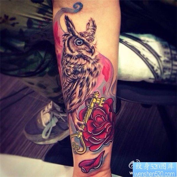 点击大图看下一张：一款腿部猫头鹰玫瑰纹身图案