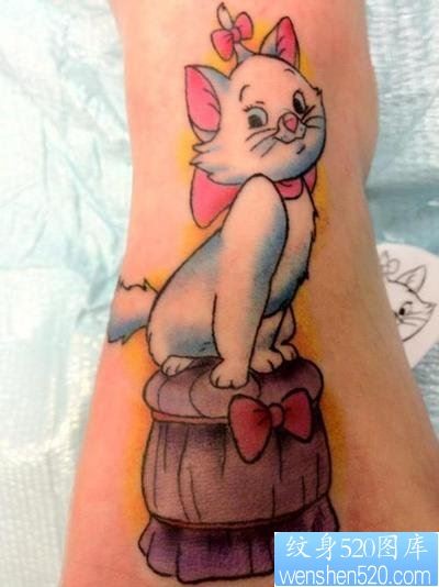 点击大图看下一张：一款脚背卡通猫咪纹身图案