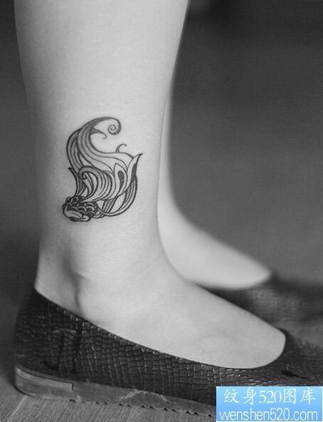 点击大图看下一张：一款脚踝金鱼纹身图案