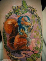 腿部彩色松鼠纹身图案