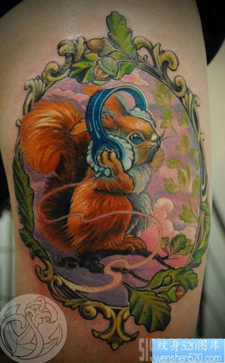 点击大图看下一张：腿部彩色松鼠纹身图案