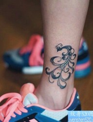 女性脚踝字母纹身图案