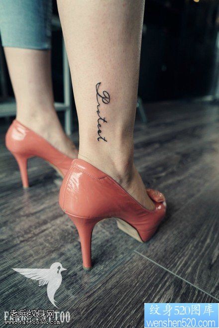 点击大图看下一张：女性脚踝字母纹身图案