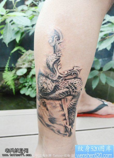 点击大图看下一张：脚踝蛇纹身图案