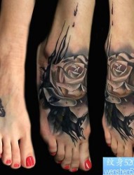一款脚背黑灰玫瑰花纹身图案