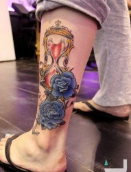 脚踝彩色沙漏玫瑰花纹身图案