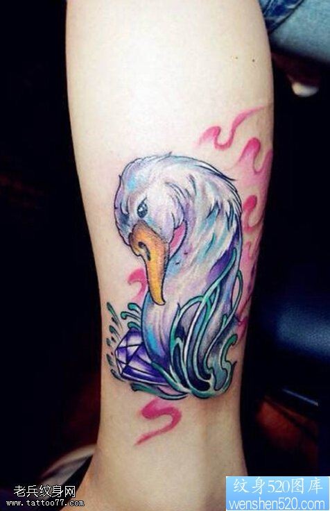 点击大图看下一张：一款脚踝彩色鹅钻石纹身图案