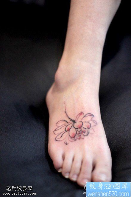 点击大图看下一张：一款女性脚背水墨莲花纹身图案