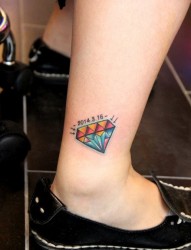 一款脚踝彩色钻石纹身图片