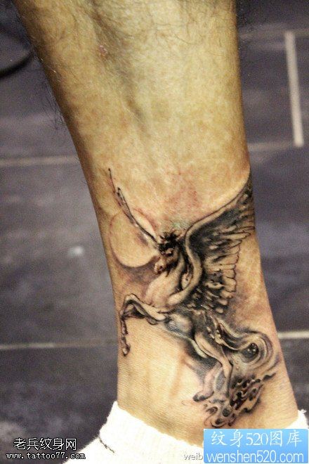 点击大图看下一张：一款脚踝马纹身图案