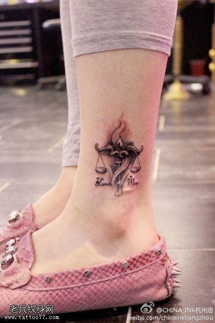 点击大图看下一张：女性脚踝天平座纹身图片