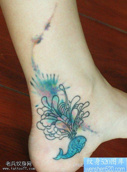 点击大图看下一张：脚踝彩色泼墨金鱼纹身图片
