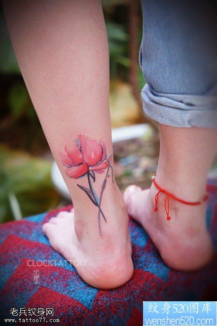 点击大图看下一张：女性脚踝罂粟花纹身图片