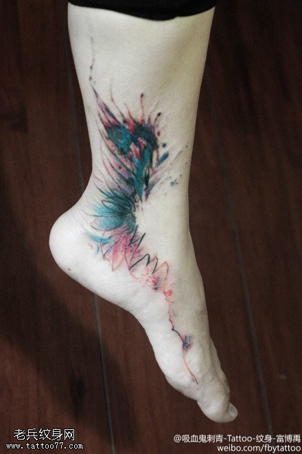 点击大图看下一张：脚踝彩色孔雀羽毛纹身图案