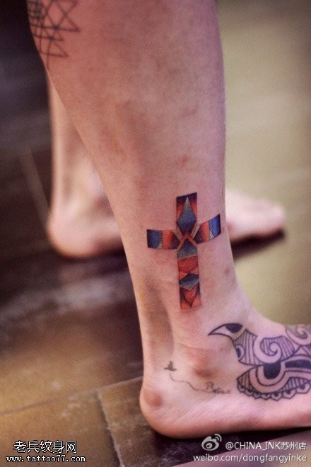 点击大图看下一张：脚踝彩色个性十字架纹身图案