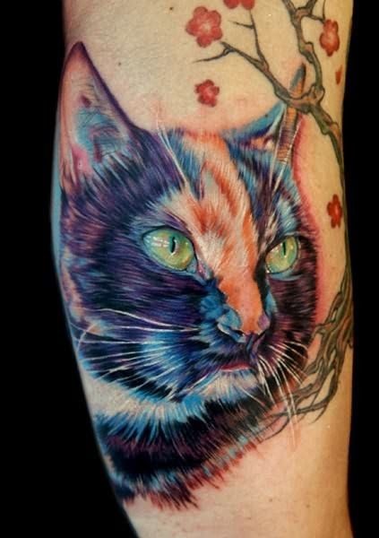 点击大图看下一张：小腿上一款彩色猫咪头像纹身