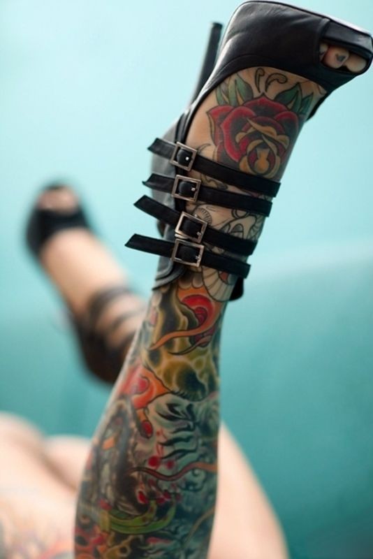 点击大图看下一张：女性腿部有个性的花朵纹身