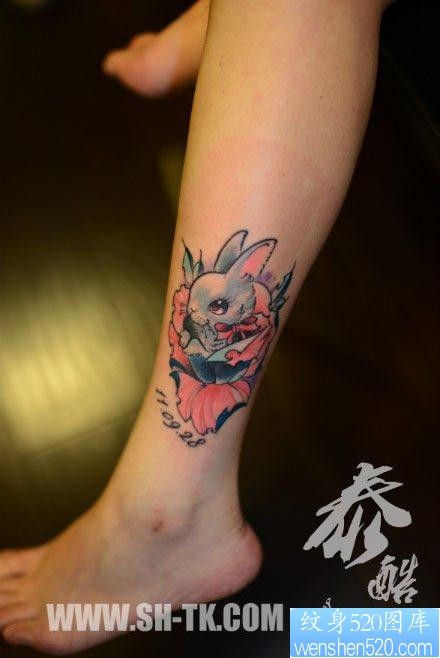 点击大图看下一张：女人腿部前卫可爱小兔子纹身图片