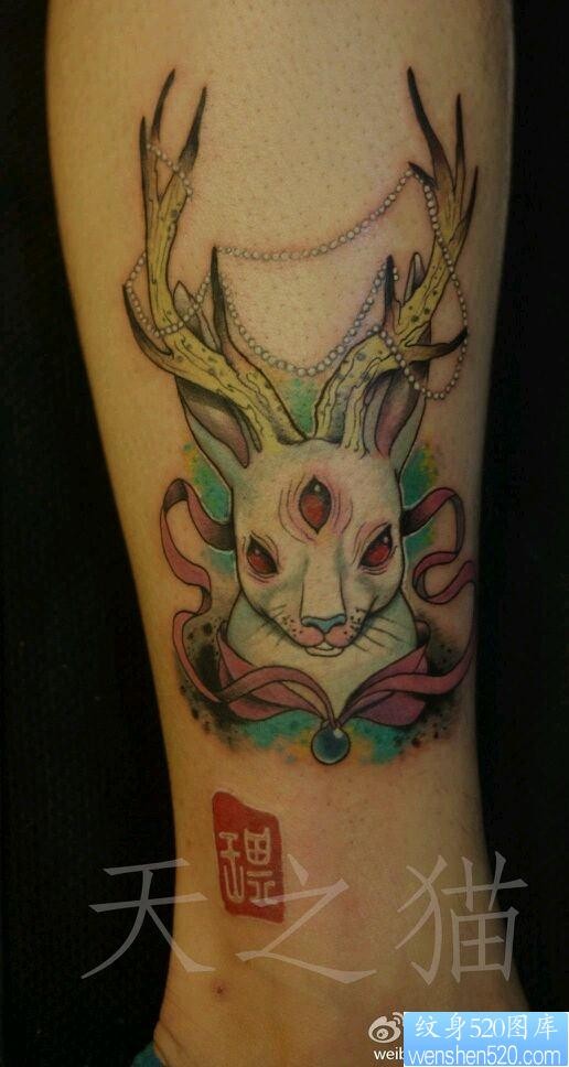 点击大图看下一张：女人腿部前卫经典的鹿角兔子纹身图片