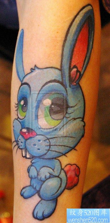点击大图看下一张：手臂前卫可爱的小兔子纹身图片