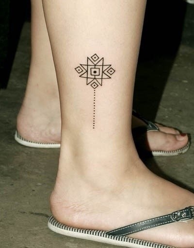 点击大图看下一张：女性小腿部部图腾刺青