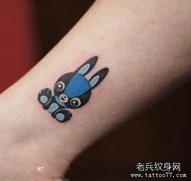 点击大图看下一张：女人腿部可爱小兔子纹身图片