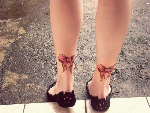 点击大图看下一张：小腿部漂亮的蝴蝶结纹身