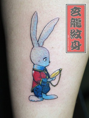 点击大图看下一张：女人喜欢的腿部卡通小兔子纹身图片