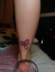 女人小腿精美时尚的蝴蝶结纹身图片