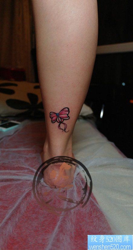 点击大图看下一张：女人小腿精美时尚的蝴蝶结纹身图片