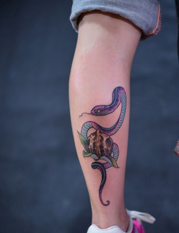 点击大图看下一张：小腿部一条彩色的蛇纹身