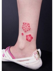 女人小腿漂亮时尚的彩色小樱花纹身图片