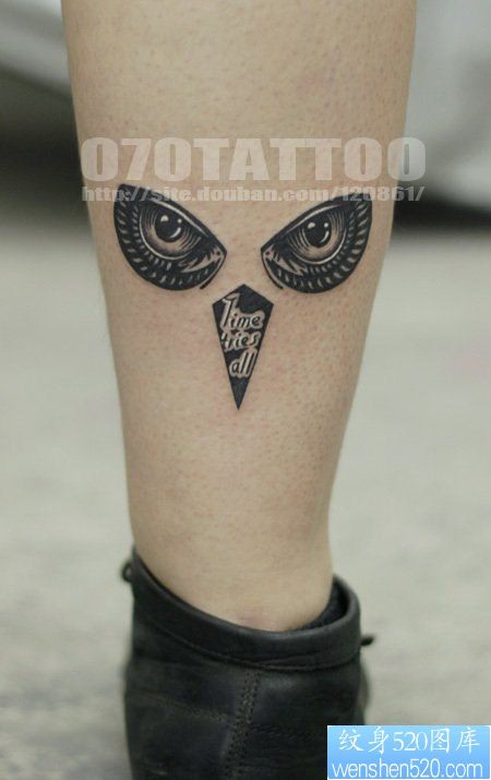 点击大图看下一张：小腿上一幅个性的猫头鹰纹身图片