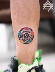 小腿上一幅个性足球纹身图片