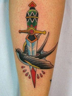 点击大图看下一张：小腿上匕首燕子纹身图案