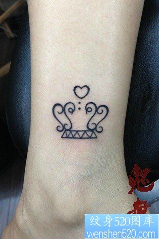 点击大图看下一张：女人小腿小巧潮流的皇冠纹身图片