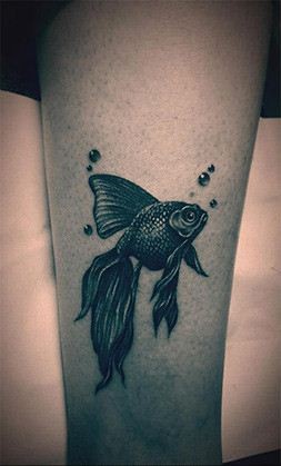 点击大图看下一张：小腿金鱼纹身图案图案