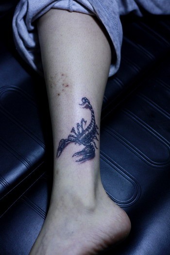 点击大图看下一张：小女生腿上的蝎子纹身