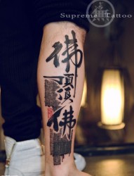 男生小腿书法纹身
