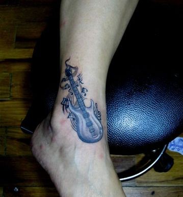 点击大图看下一张：个性有趣的小腿吉他纹身