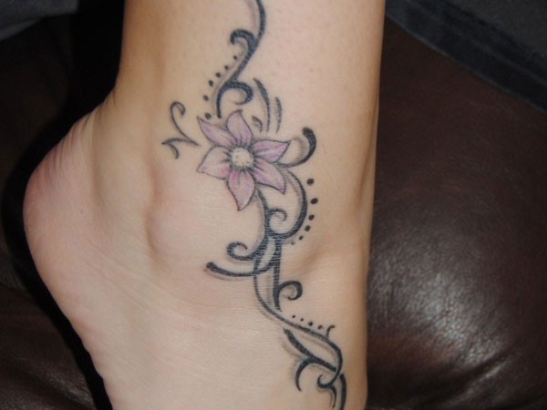 点击大图看下一张：脚踝处漂亮的花藤纹身