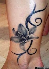 点击大图看下一张：脚踝部唯美的花朵纹身