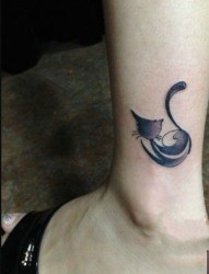 脚踝部一只漂亮的小猫纹身