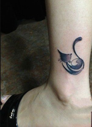 点击大图看下一张：脚踝部一只漂亮的小猫纹身