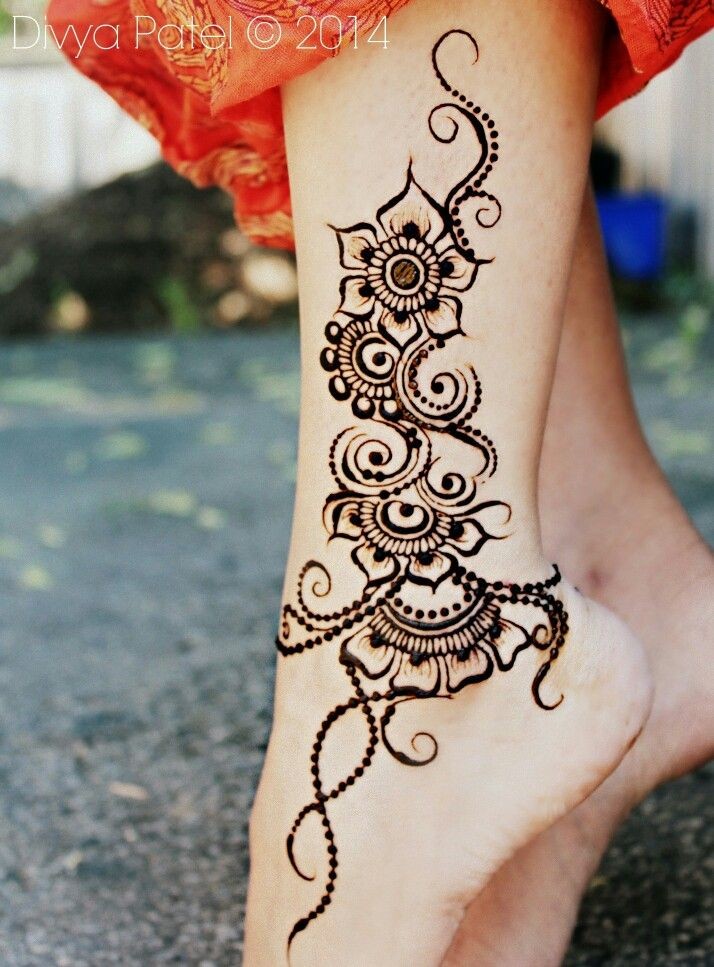 点击大图看下一张：脚踝部漂亮的花藤纹身
