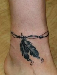 脚踝上小小的燕子纹身